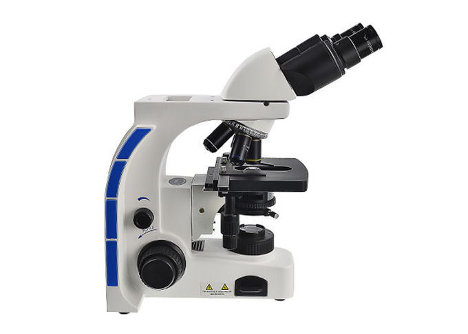 o fotomicroscópio binocular de microscópio biológico do laboratório 100X com o diodo emissor de luz 3W ilumina-se